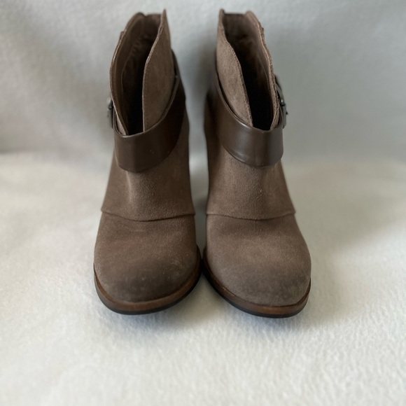 BCBG Size 6M Taupe Brown Leather/ Suede Booties - Picture 14 of 16
